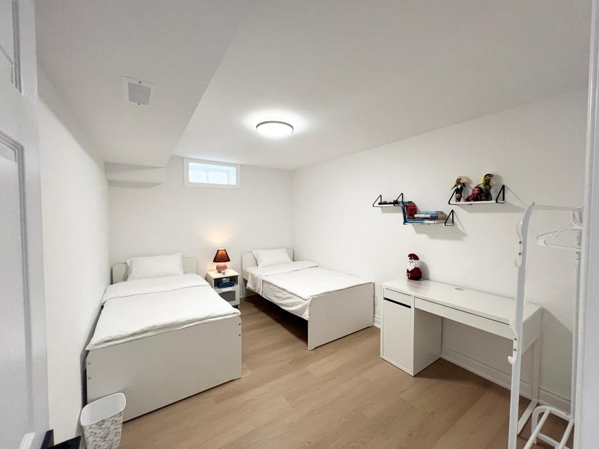 Cozy, Brand-New, 2Bdr,Walkout Apt, Free Parking ريتشموند هيل المظهر الخارجي الصورة