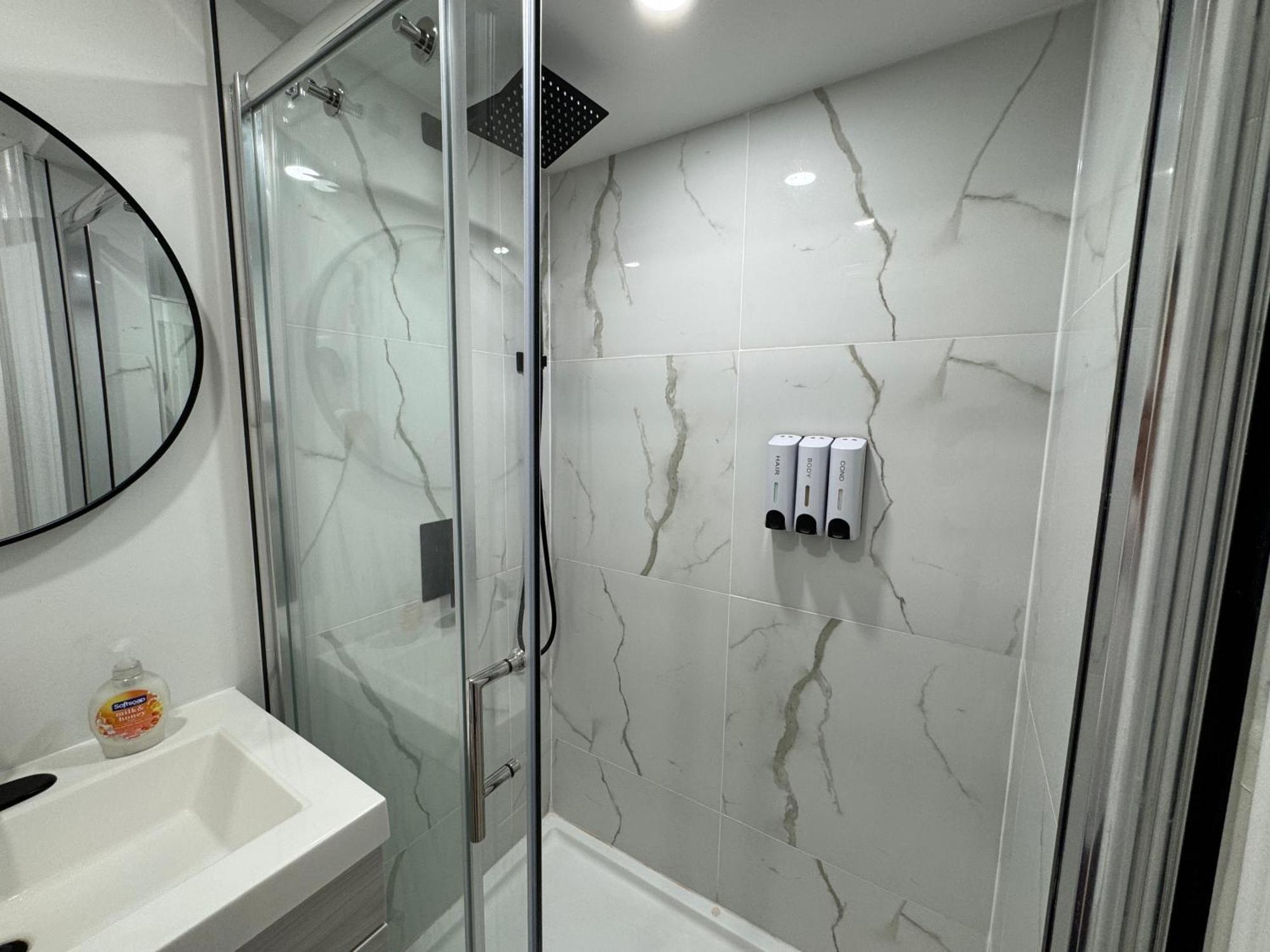 Cozy, Brand-New, 2Bdr,Walkout Apt, Free Parking ريتشموند هيل المظهر الخارجي الصورة